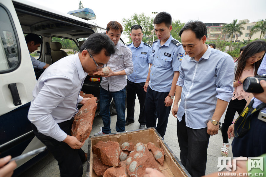 市文化綜合執(zhí)法大隊工作人員和110公安干警也迅速趕到現(xiàn)場維持秩序。