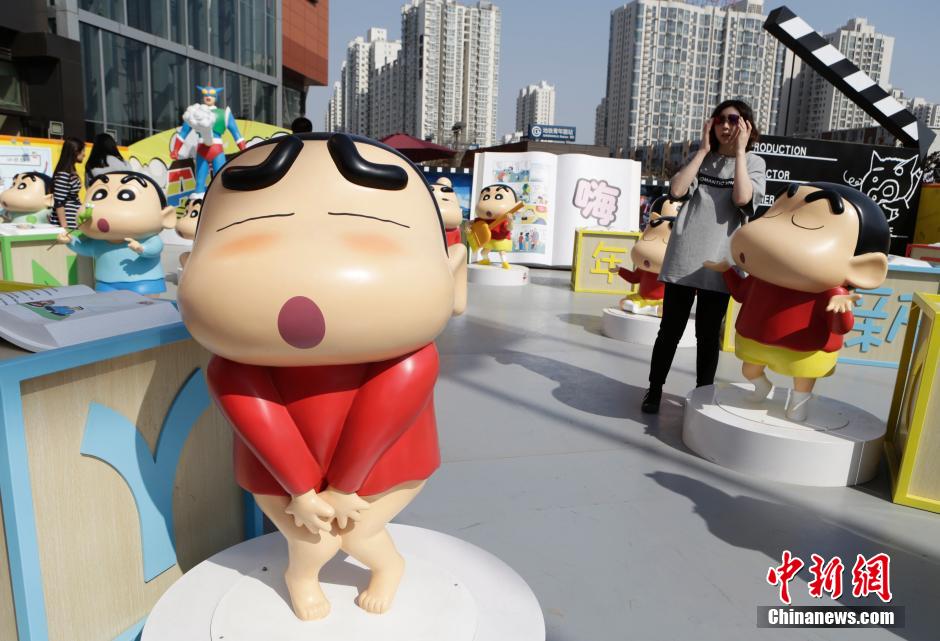 4月22日，游客參觀蠟筆小新特展?！跋灩P小新25周年紀(jì)念特展”日前在北京開展