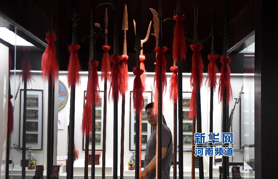 4月26日，參觀者在兵器展覽館內參觀。