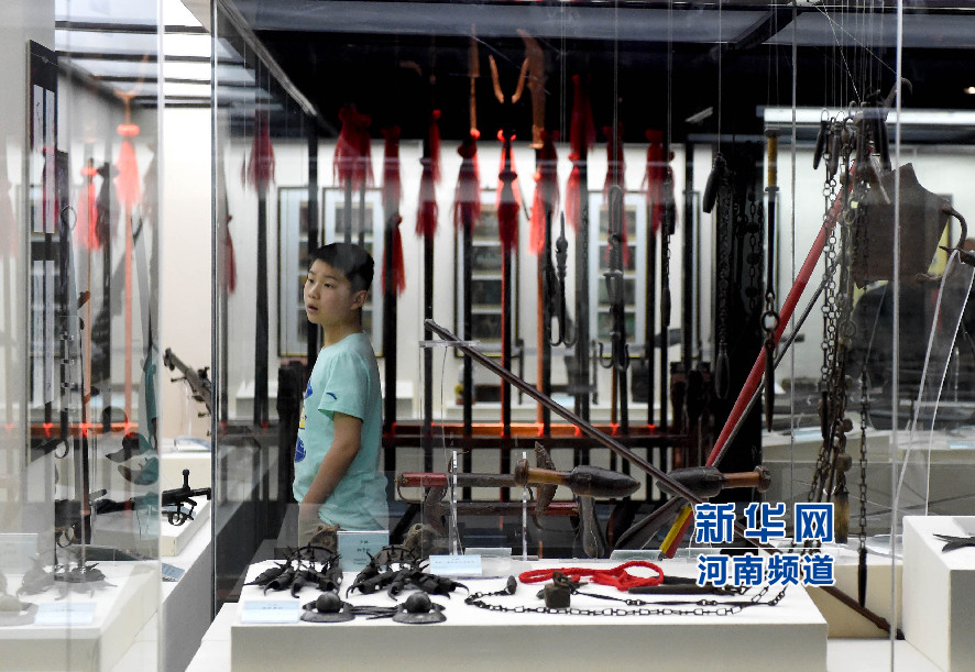 4月26日，參觀者在兵器展覽館內參觀。