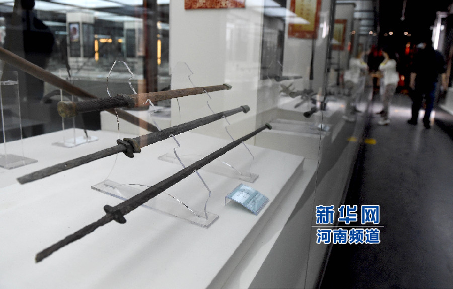 4月26日，參觀者在兵器展覽館內參觀。