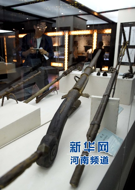 4月26日，參觀者在兵器展覽館內參觀。