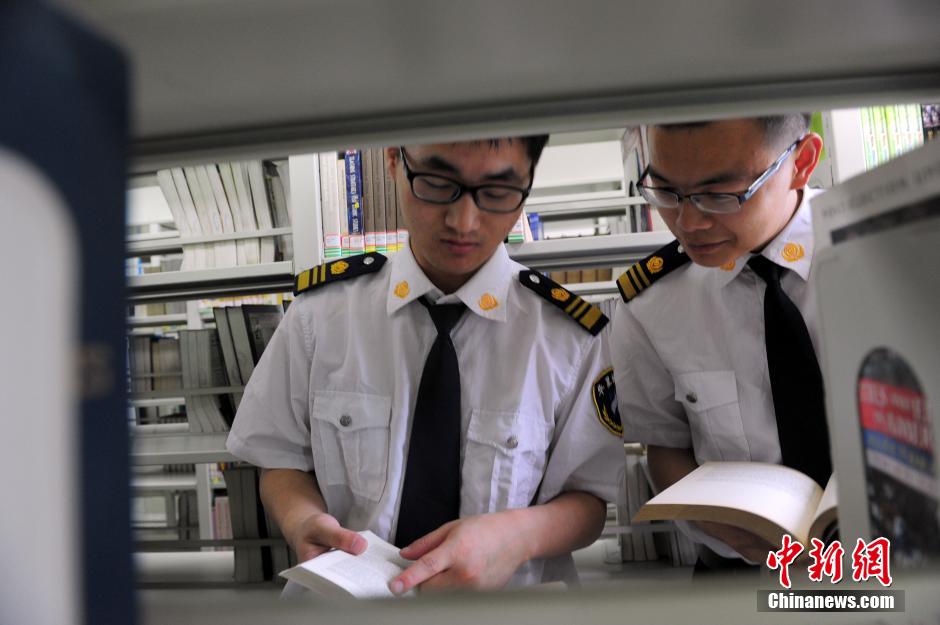 5月8日，武漢輕工大學(xué)圖書館保安吳濤與江力在圖書館交流學(xué)習(xí)。