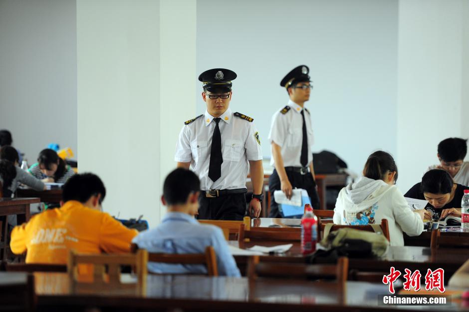 5月8日，武漢輕工大學(xué)圖書館保安黃凱、萬文杰在圖書館巡查。中新社發(fā) 張暢 攝