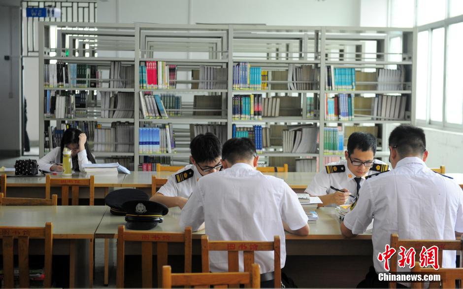 5月8日，武漢輕工大學(xué)保安黃凱在圖書館巡查。中新社發(fā) 張暢 攝