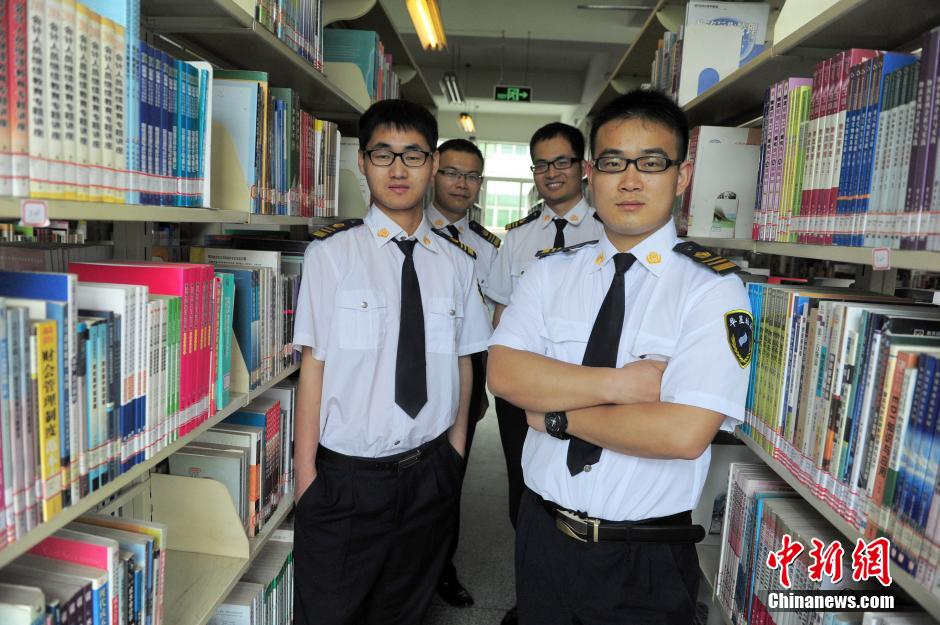 　5月8日，武漢輕工大學(xué)圖書館保安吳濤、江力、黃凱、萬文杰。中新社發(fā) 張暢 攝