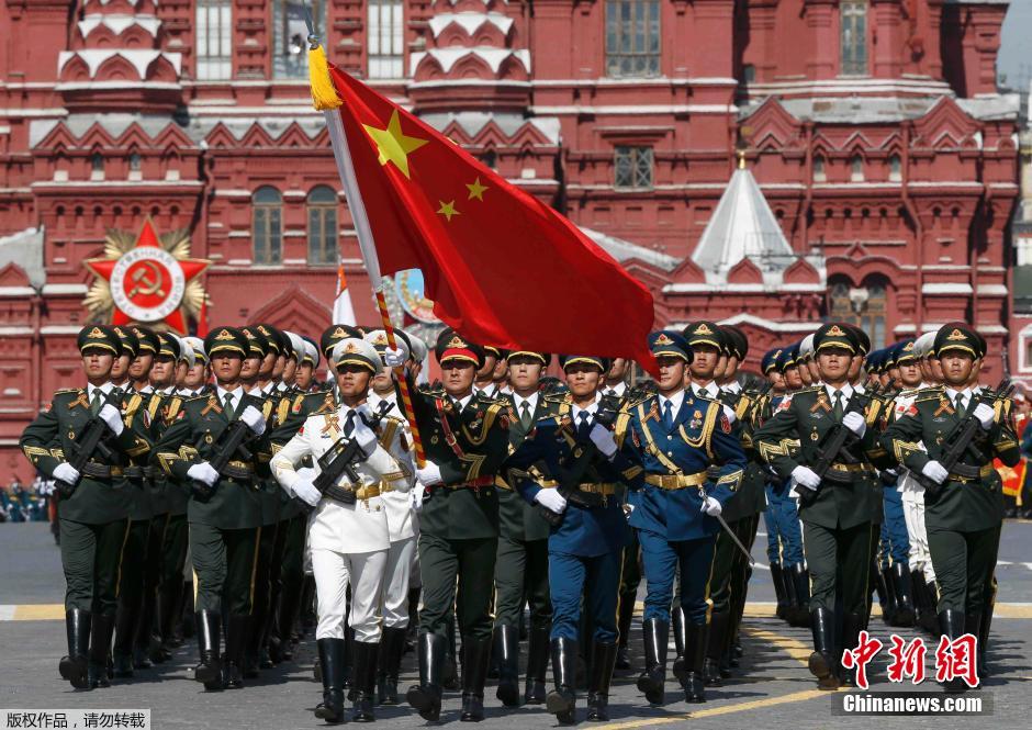 解放軍三軍儀仗隊參加紅場閱兵。