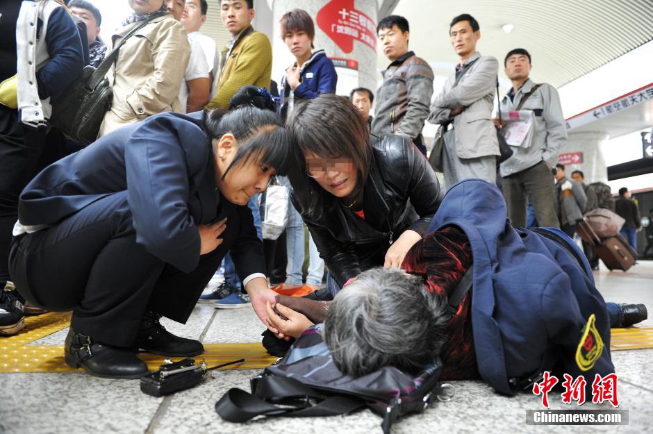 74歲老太地鐵站臺摔倒稱“有老保，不訛人”