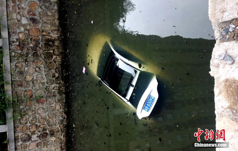 江蘇無錫一汽車沖進(jìn)河道 女司機(jī)爬窗逃生