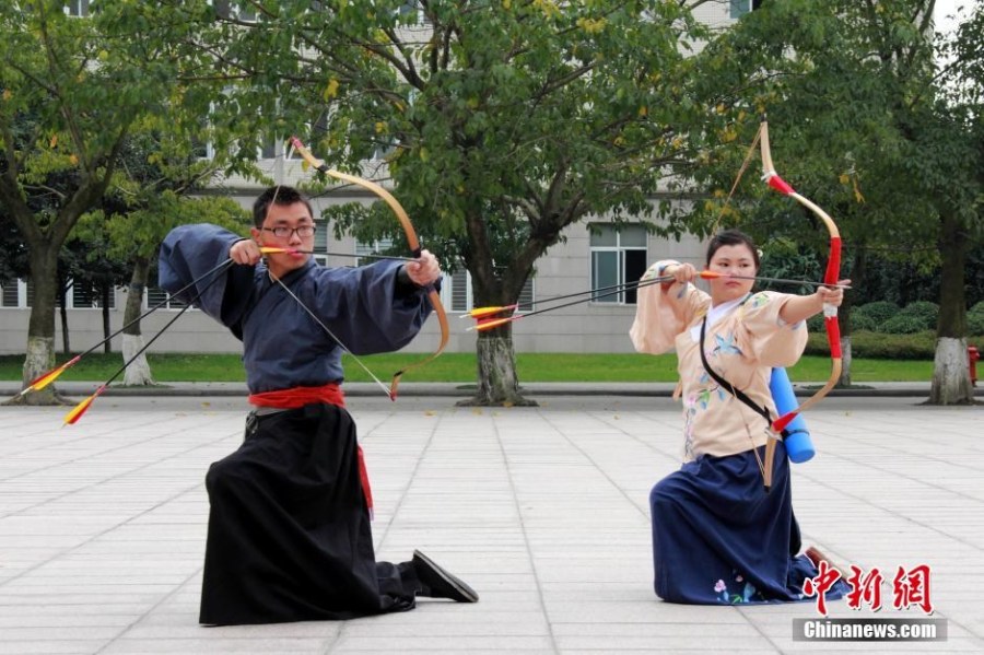 圖為課余練習(xí)射箭的“神雕俠侶”胡雅潔和胡默齋。