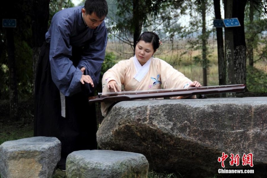 在校園里撫琴的“神雕俠侶”。