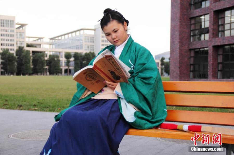 穿漢服在校園讀書的胡雅潔。