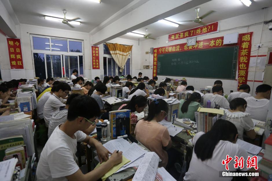河南考生備戰(zhàn)高考 標(biāo)語(yǔ)口號(hào)貼滿教室