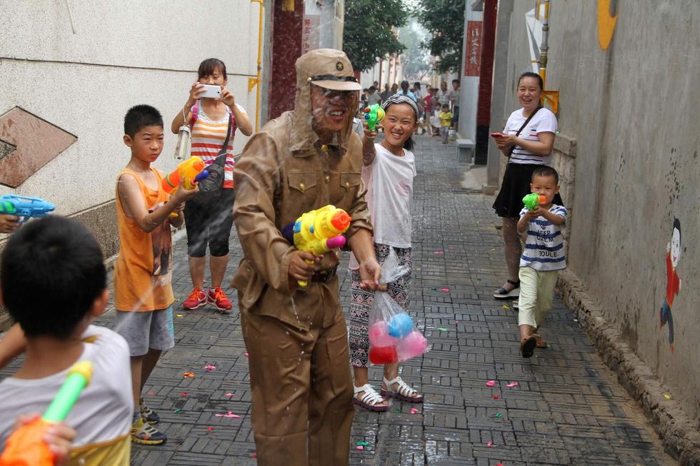 孩子們扮成八路軍手持水槍打鬼子。