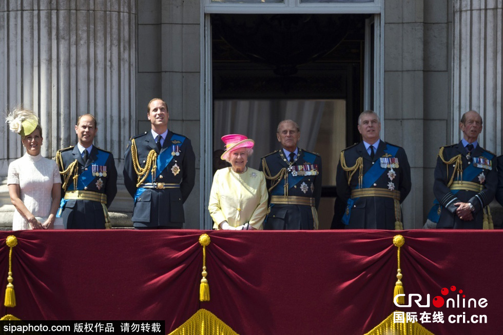 英國(guó)女王伊麗莎白二世攜眾王室成員觀看空軍飛行表演。