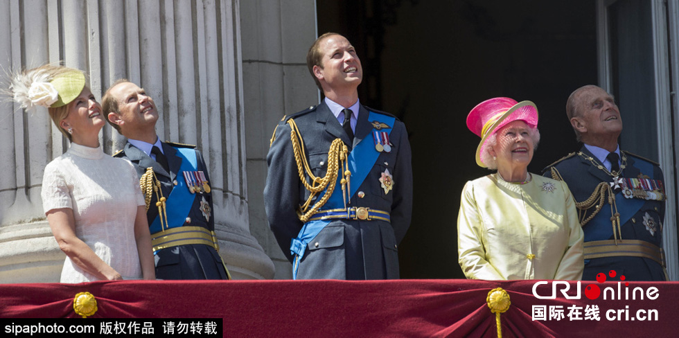 英國(guó)女王伊麗莎白二世攜眾王室成員觀看空軍飛行表演。