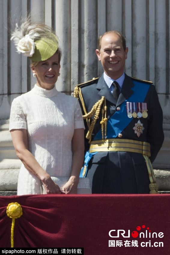 英國(guó)女王伊麗莎白二世攜眾王室成員觀看空軍飛行表演。