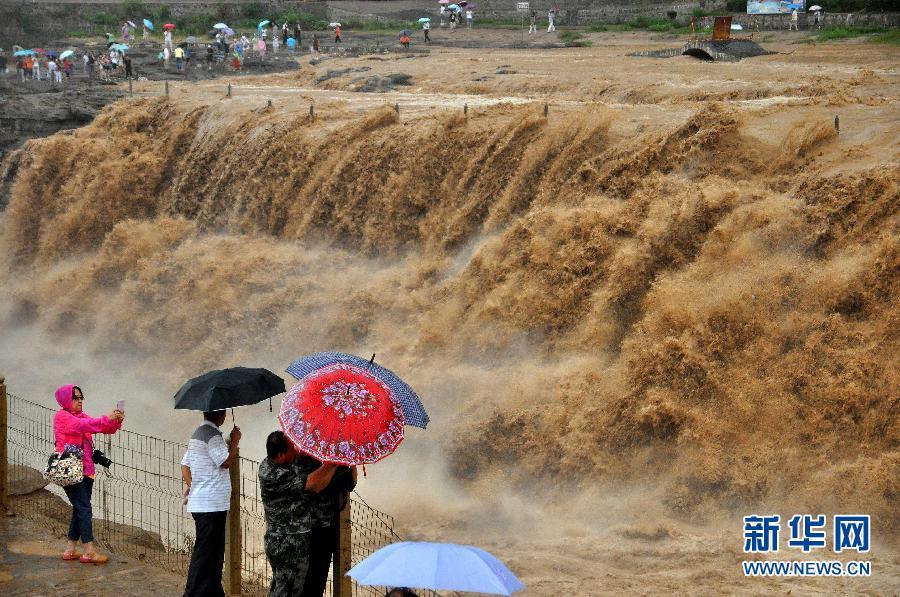 8月2日，游客在山西吉縣黃河壺口瀑布景區(qū)游覽觀瀑。