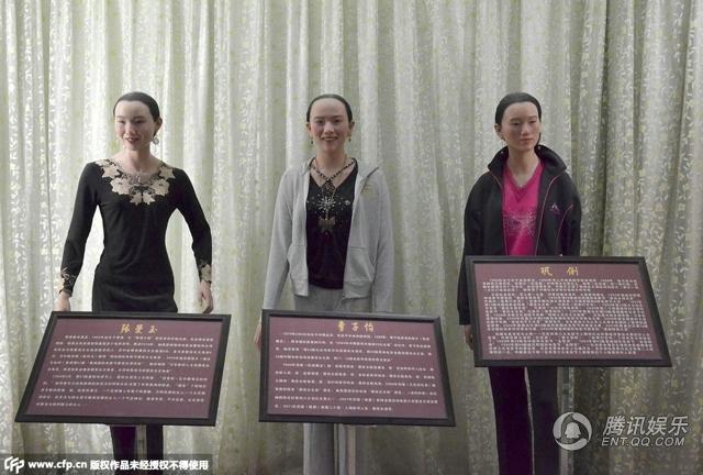 ，“華鎣山中外名人蠟像館”中的蠟像，被網(wǎng)友稱作“華鎣山農(nóng)貿(mào)服裝發(fā)布會”。