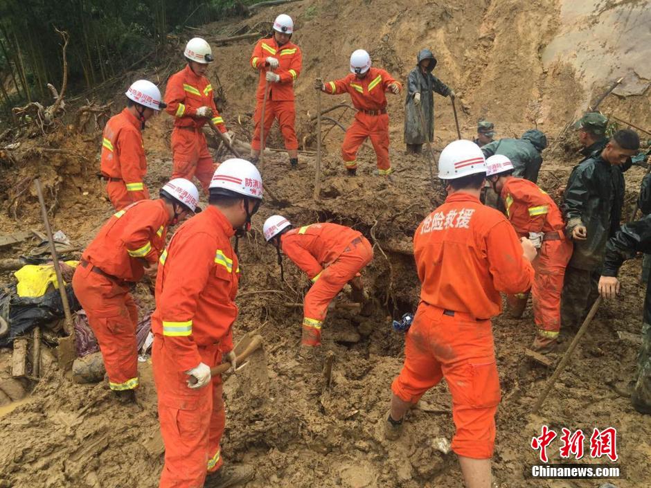 8月19日，救援人員正在全力搜尋被埋遇難者