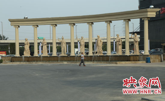 在這個(gè)“凱旋門(mén)”前是一處噴泉景觀。
