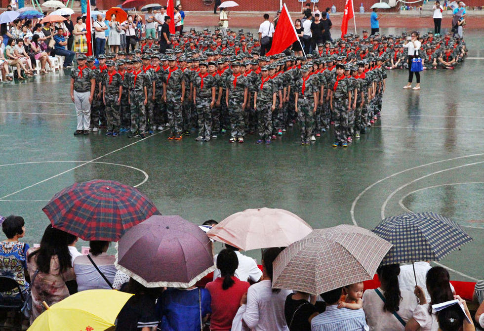 鄭州市，鄭州市第八中學(xué)會操表演當天突降大雨，但是同學(xué)們在雨中堅持完成了會操表演。