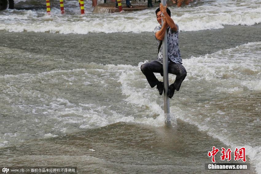 杭州錢塘江珊瑚沙水庫段，兇猛的“鬼王潮”沖上岸來