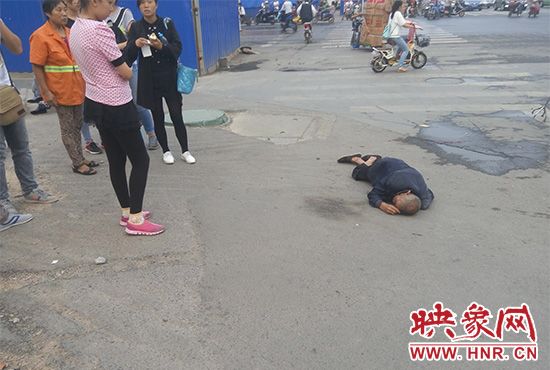 老人倒地后無人敢扶，過路市民拍照作證。