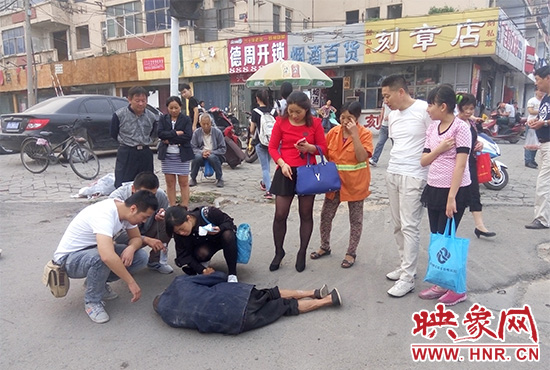 據(jù)附近環(huán)衛(wèi)工人介紹，老人是自己過路口時不小心摔倒的。
