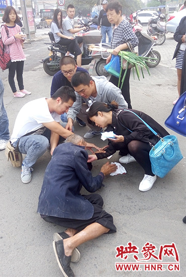 一些愛心市民在撥打了110和120后，上前給老人擦臉上的血跡。
