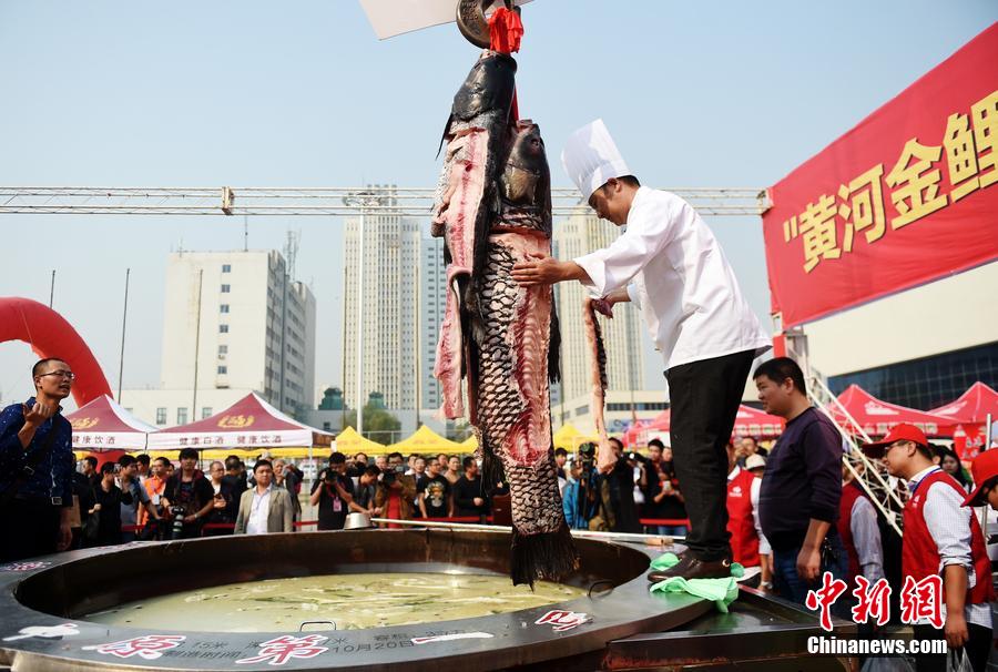 河南鄭州，一個直徑3.15米，深0.7米，可容納3噸高湯的“中原第一鍋”現(xiàn)場烹煮火鍋盛宴。