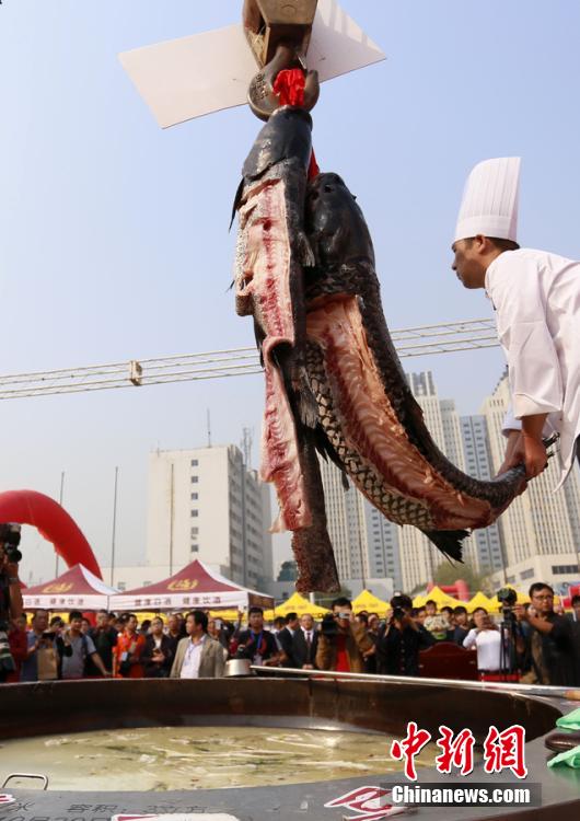 廚師對魚肉進(jìn)行處理。 圖片來源：CFP視覺中國