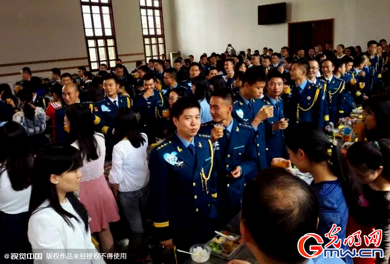 湖北武漢，“嫁人就嫁解放軍”，每年一屆的武漢軍旅姻緣會17日在駐漢空軍某指揮所文化活動中心舉行