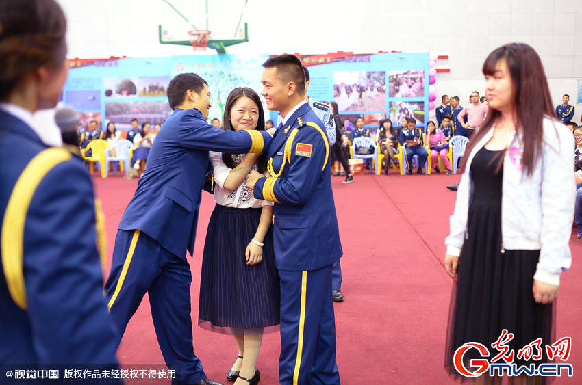 湖北武漢，“嫁人就嫁解放軍”，每年一屆的武漢軍旅姻緣會17日在駐漢空軍某指揮所文化活動中心舉行
