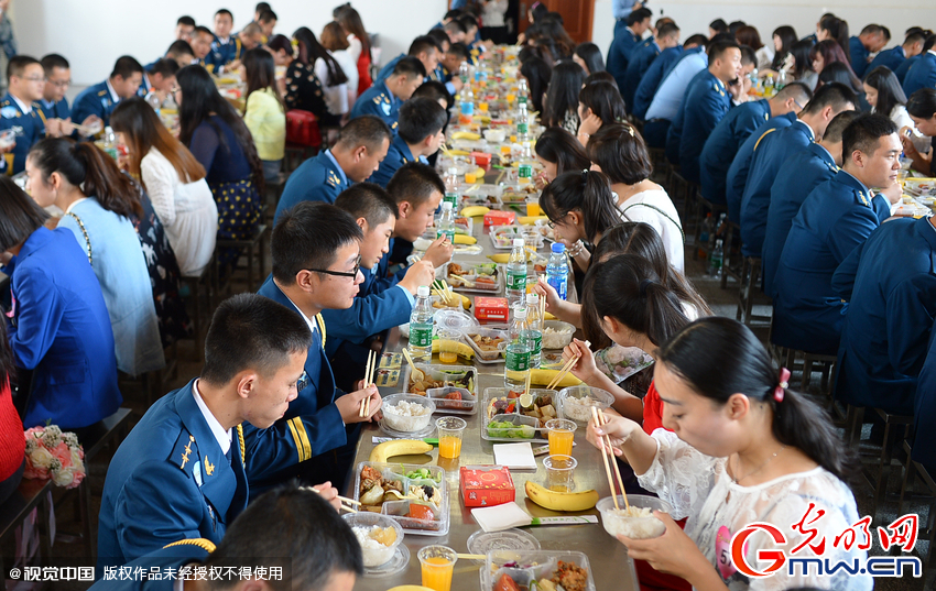 湖北武漢，“嫁人就嫁解放軍”，每年一屆的武漢軍旅姻緣會17日在駐漢空軍某指揮所文化活動中心舉行