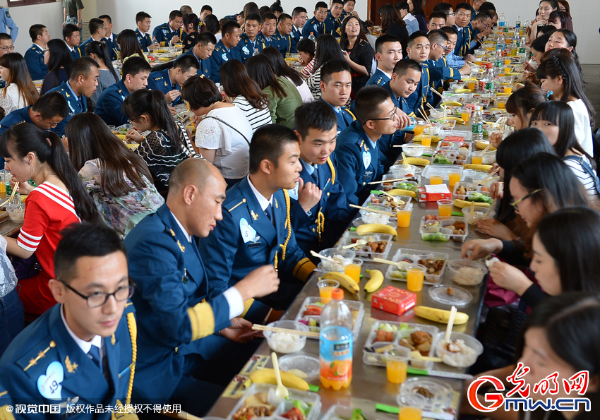 湖北武漢，“嫁人就嫁解放軍”，每年一屆的武漢軍旅姻緣會17日在駐漢空軍某指揮所文化活動中心舉行