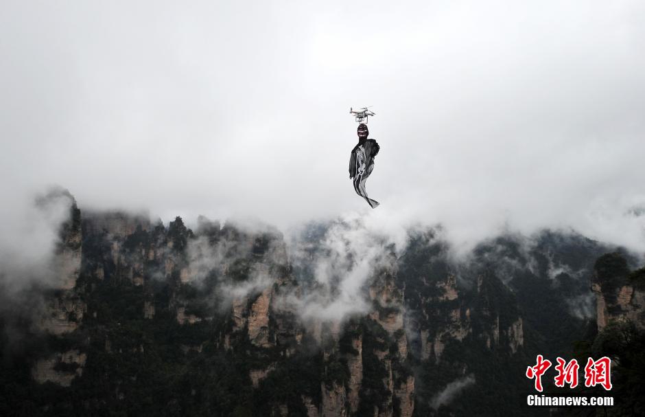 5名來自西安的大學生來到湖南張家界武陵源百龍?zhí)焯菥皡^(qū)為游客們上演了一場“萬圣空中幽靈秀”。