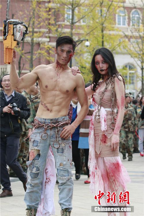 男神教師扮“鬼”學(xué)生稱其為“史上顏值最高男鬼”。何浠 攝