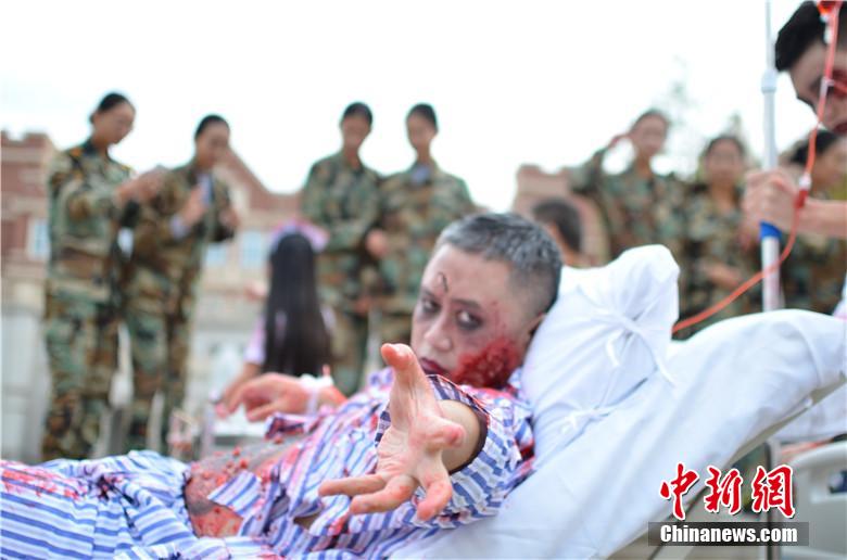 該校院長(zhǎng)也參與其中，與學(xué)生共同嗨翻校園。 何浠 攝