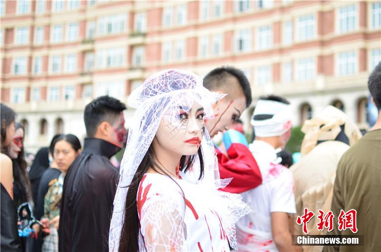 校園“萬(wàn)圣節(jié)”恐怖化妝派對(duì)讓“群鬼”聚集。 何浠 攝