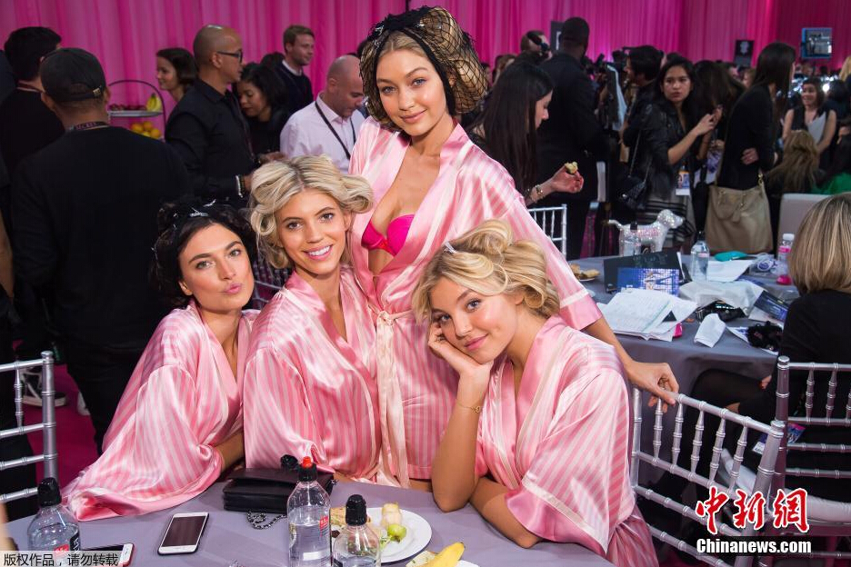 圖為模特Jacquelyn Jablonski（左起），Devon Windsor，Gigi Hadid和Rachel Hilbert在后臺合影。