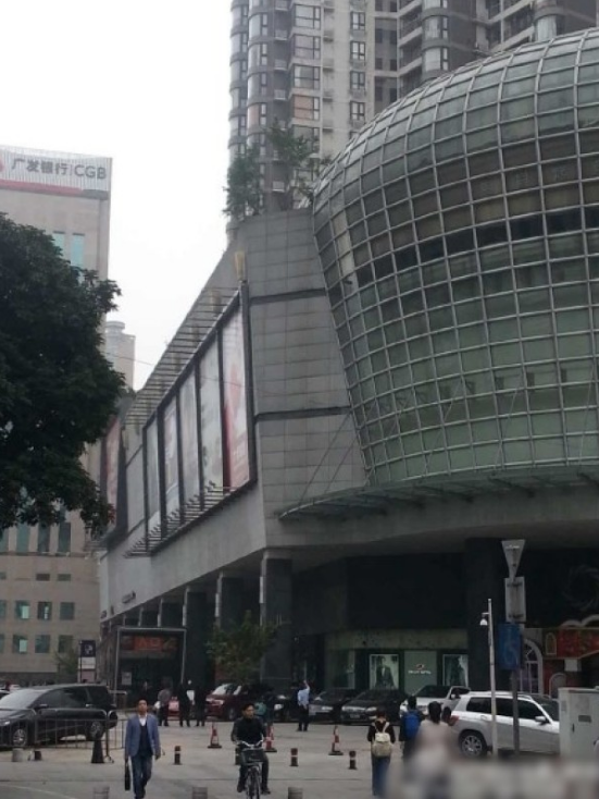 一輛停在停車位上的寶馬轎車，被墜落的樹枝砸中，樹枝徑直插入車內(nèi)，現(xiàn)場(chǎng)引發(fā)不少市民圍觀拍照。