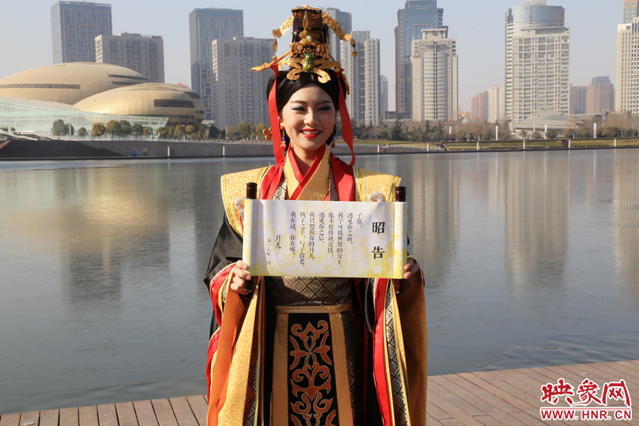 扮成羋月的女子叫小賈，今年27歲，家在鄭州，有房有車。
