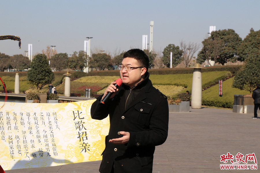 多位在鄭東新區(qū)CBD如意湖附近寫字樓上班的單身男性，聞訊前來唱歌應征。