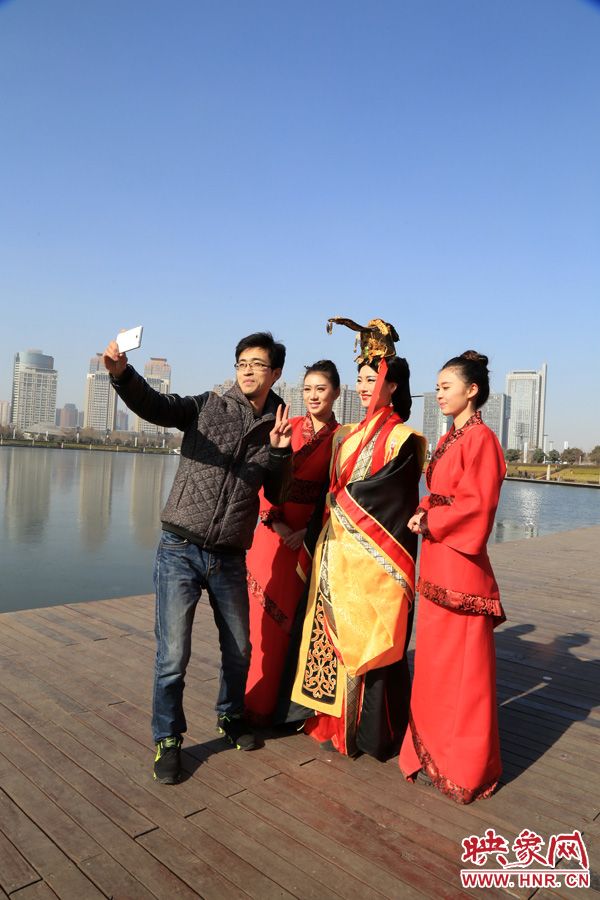 在比歌招親現(xiàn)場，有許多人圍觀拍照。