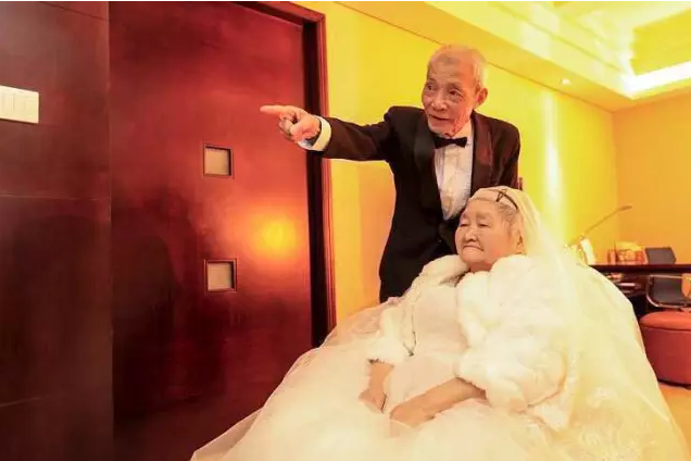 情人節(jié)最溫暖告白！84歲老人包下整樓示愛老伴