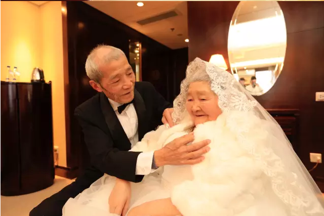 情人節(jié)最溫暖告白！84歲老人包下整樓示愛老伴