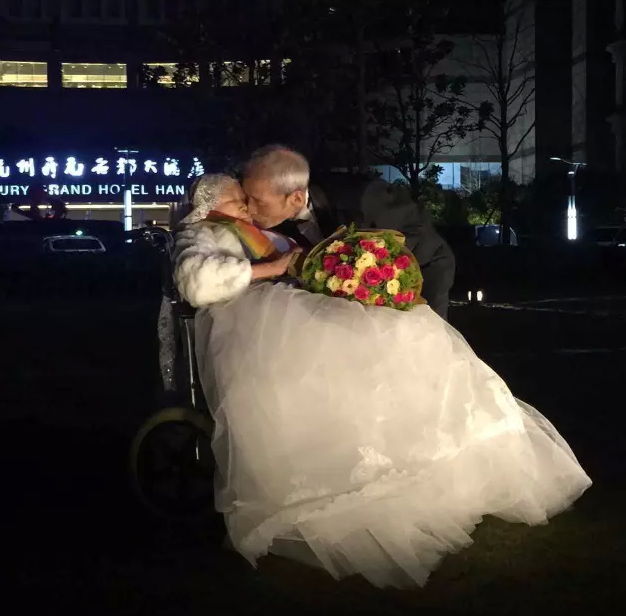情人節(jié)最溫暖告白！84歲老人包下整樓示愛老伴
