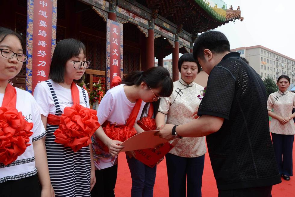 吉林高考狀元走紅毯過狀元橋拜孔子領(lǐng)獎金