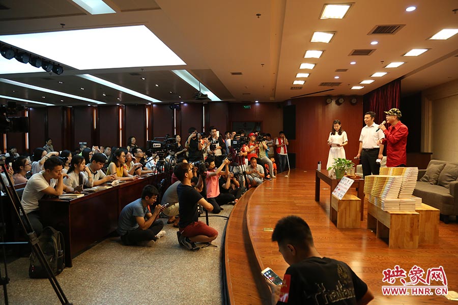 河南本土主流媒體基本全部到場，六小齡童接受記者提問。